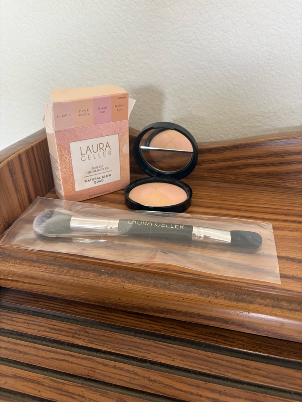 LAURA GELLER BAKED NATURAL GLOW HIGHLIGHTER QUAD 0.26 OZ + DOUBLE ENDED BRUSH